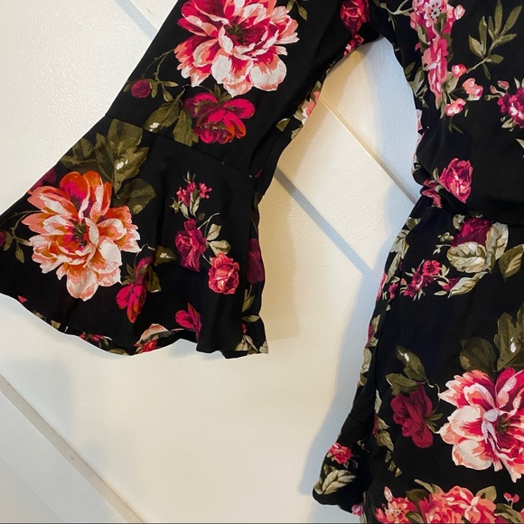 Forever 21 Floral Printed Faux Wrap Surplice Long Bell Sleeve Romper Sz Small - Picture 2 of 6